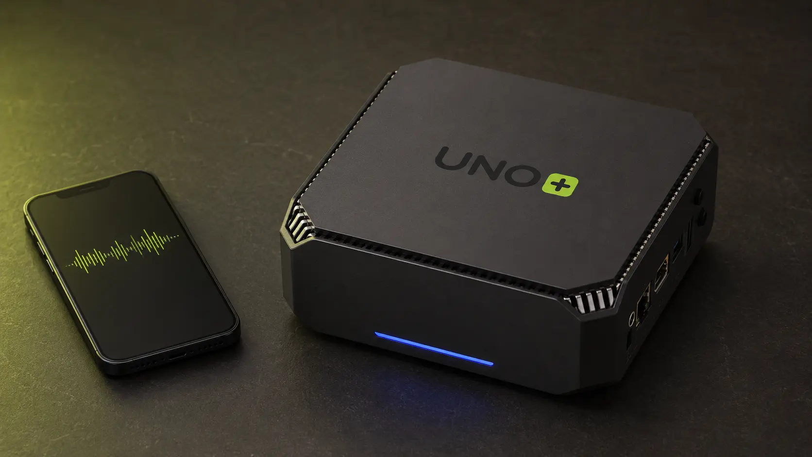 Mini PC UNO personalizado junto a un teléfono móvil con una nota de voz