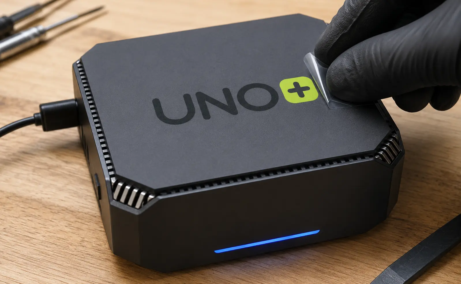 Aplicación del logotipo UNO sobre el mini PC